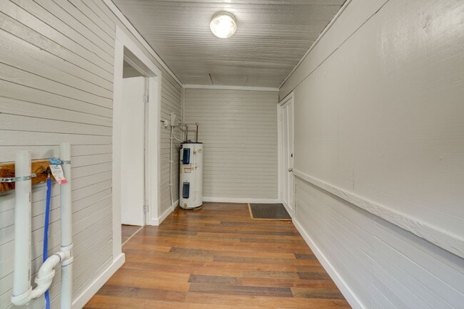 Building Photo - N Rosedale Ave Duplex