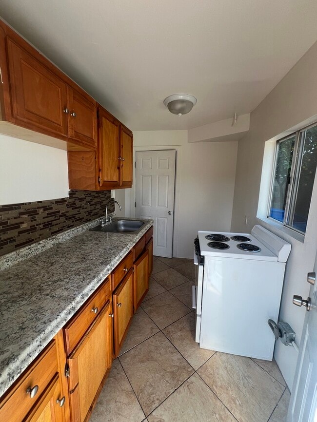 Foto del edificio - Charming Studio with Parking in Huntington Park!