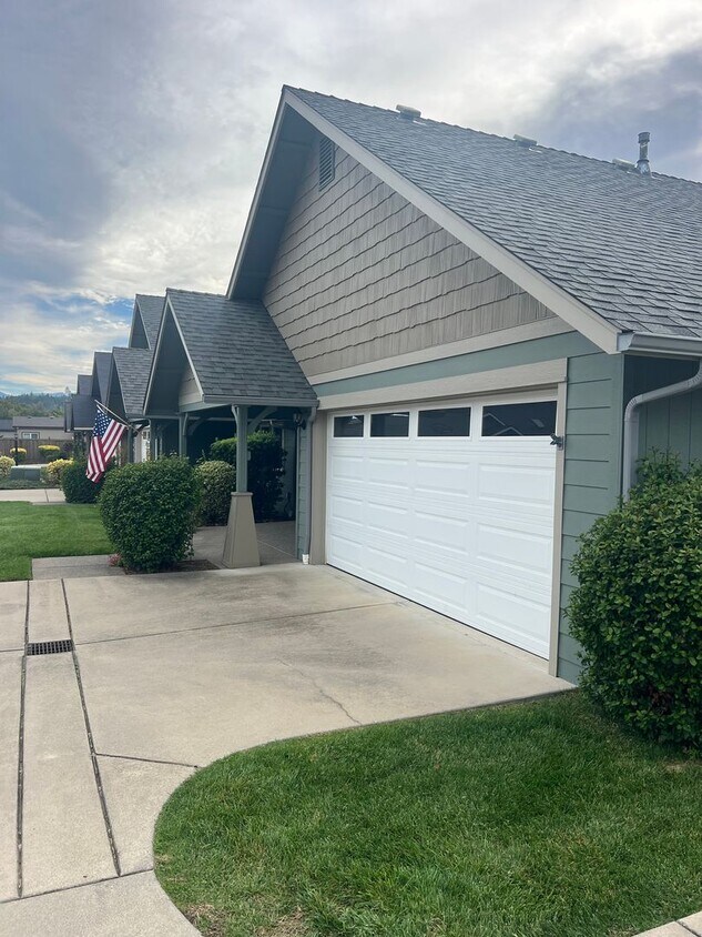 Primary Photo - Cozy 2-Bed, 2-Bath home with Modern Touche...