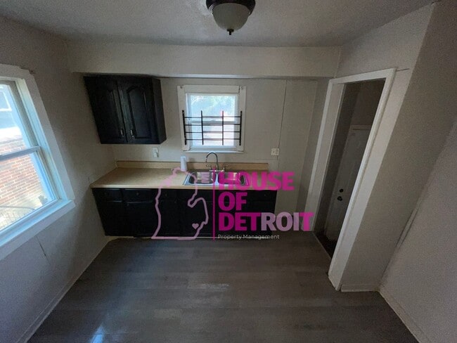 Building Photo - 2 BEDROOM | 1 BATH |