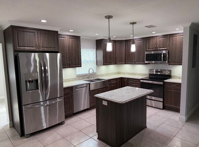Foto del edificio - 3 bedroom home for rent on 1/2 acre!