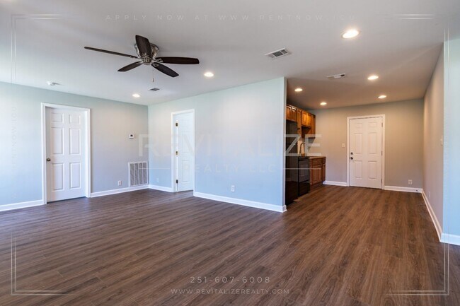 Foto del edificio - **HALF-OFF SECURITY DEPOSIT** Newly Renova...