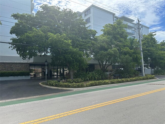 Building Photo - 10000 W Bay Harbor Dr
