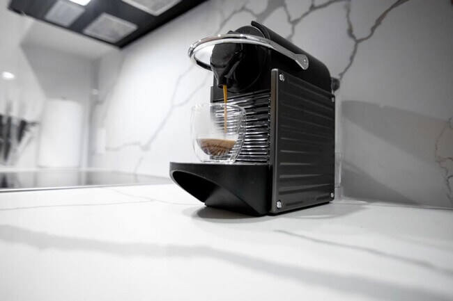 Photo du bâtiment - 1520 Av des Pins O