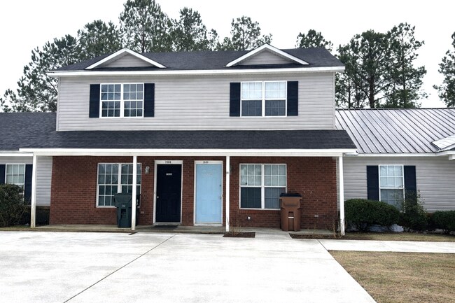 Building Photo - 2BR/2.5 Bath Townhome Minutes to Camp Lejuene