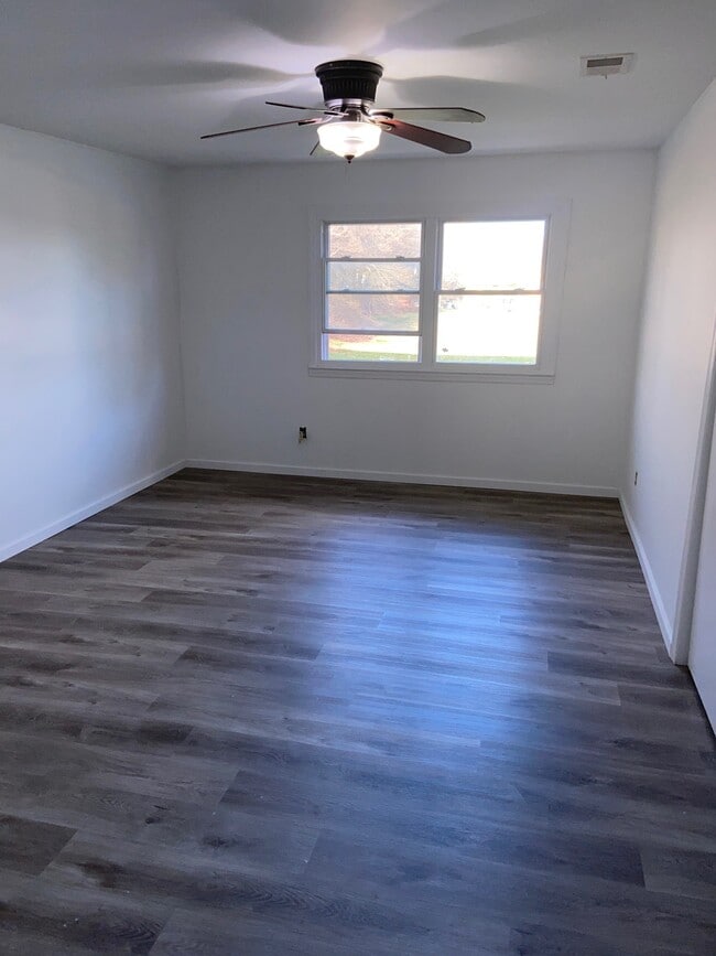 Building Photo - 221 College Dr