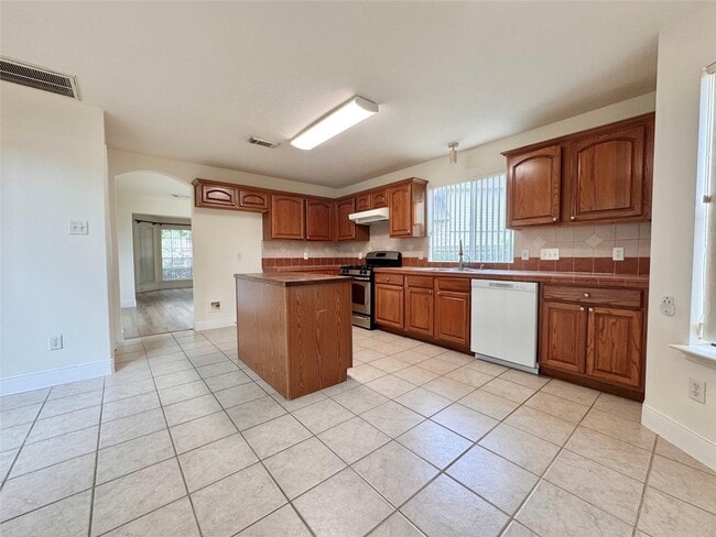 Building Photo - 8530 Regalbrook Dr