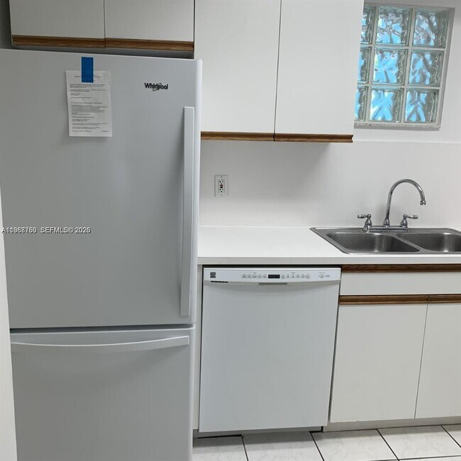 Foto del edificio - 9156 Collins Ave