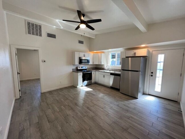 Building Photo - House For Rent