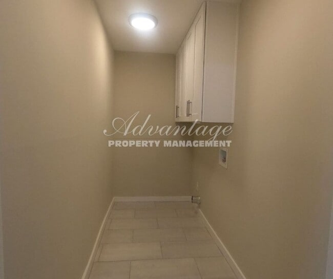 Building Photo - Beautiful, Fully Renovated 3-bedroom, 2-bath