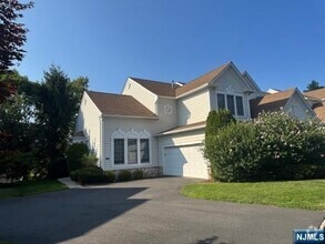 Building Photo - 17 Scarlet Oak Ln