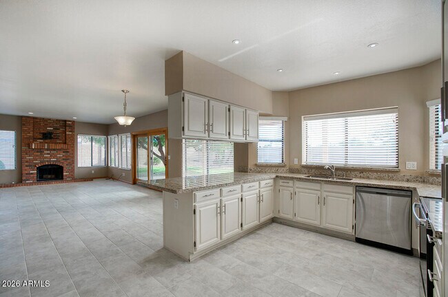 Building Photo - 151 E Jeanine Dr