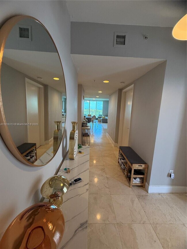 Foto del edificio - 15051 Royal Oaks Ln