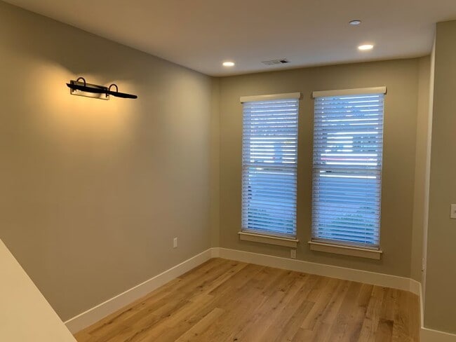 Building Photo - 1309 E St SE