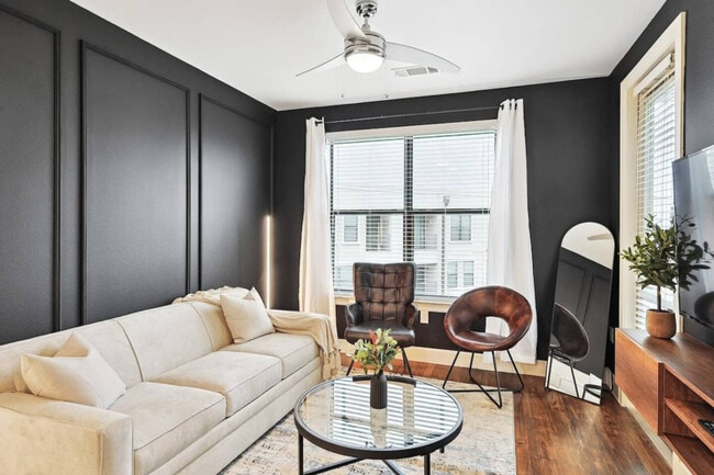 Building Photo - 5752 Town and Country Blvd