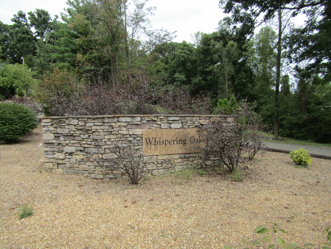 Foto del edificio - 128 Whispering Oaks Ln
