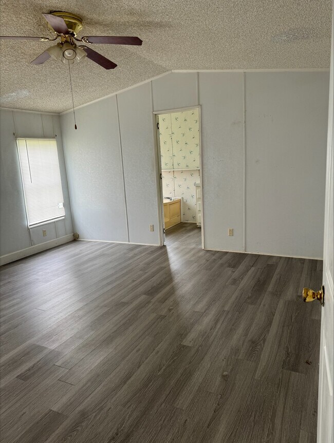 Foto del edificio - 663 N Railroad Ave