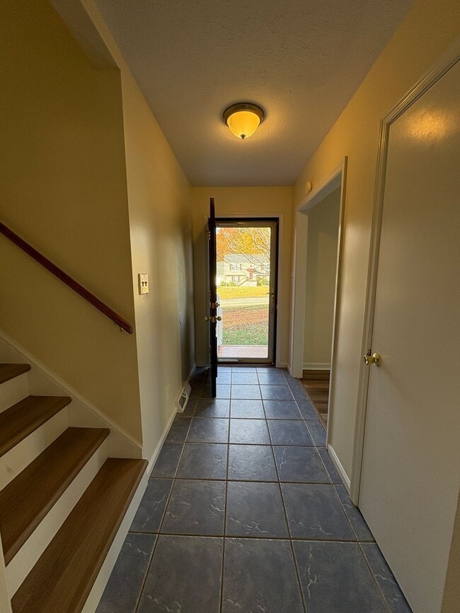 Building Photo - Spacious split level in Campell County near Waterlick/Leesville Rd