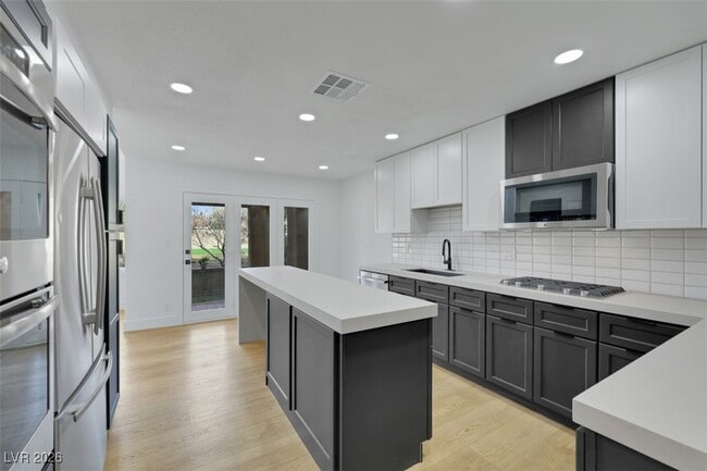 Foto del edificio - 7132 Mission Hills Dr