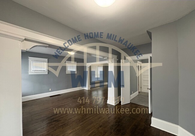 Foto del edificio - Stunning 3 Bedroom Lower Unit Near to UWM!