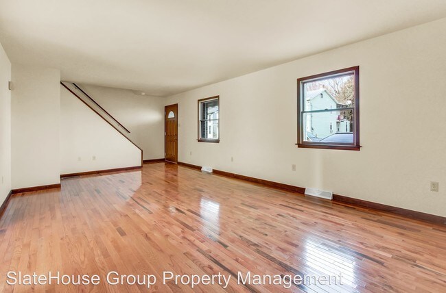 Building Photo - 3 br, 1.5 bath Apartment - 90-92 B St 90 B St