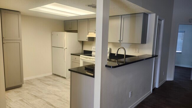 Foto del edificio - 7413 Mead Dr