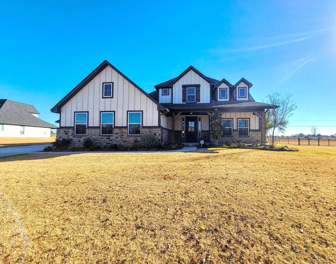 Foto principal - Nearly New Home on 3/4 of an Acre Lot in D...