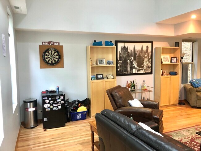 Foto del edificio - 2118 N Hoyne Ave