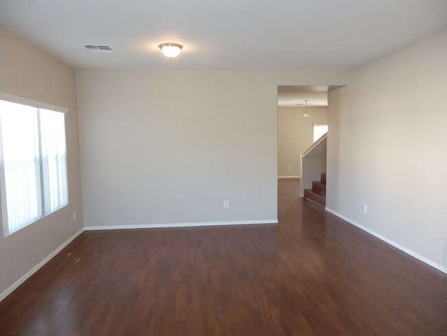 Building Photo - Spacious 2-Story Home with NEW Carpet and ...