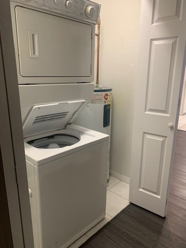 Building Photo - Charming First Floor Condo