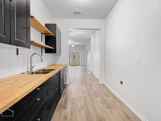 Building Photo - Beautiful and Big, 2 bed/1 bath home in De...