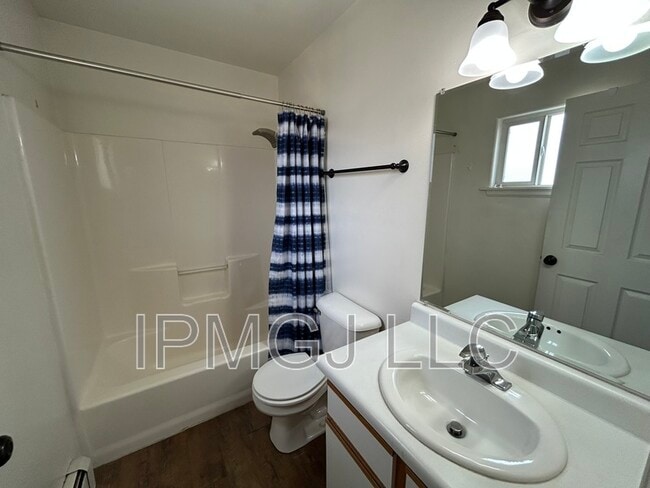 Building Photo - 564 Garfield Dr