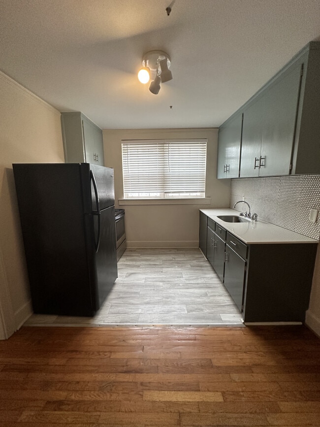 B2 - Kitcehn - The Carolinian