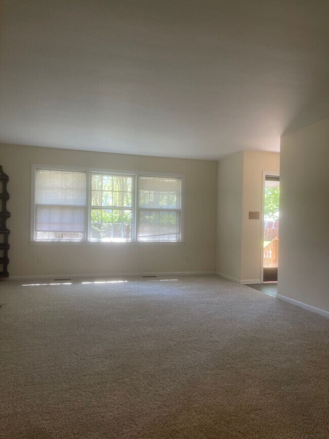 Foto del edificio - 12 Fawn Ln