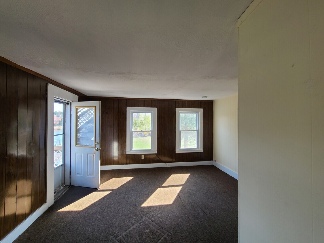 Building Photo - 107 G St