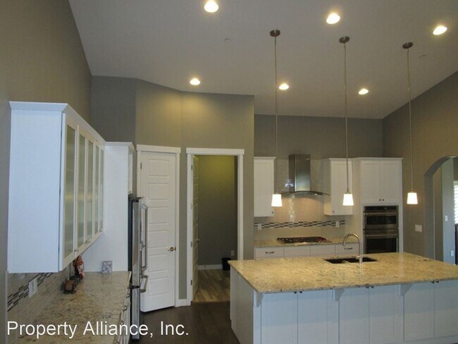 Building Photo - 6 br, 4.5 bath House - 5095 N. Lauralwood ...