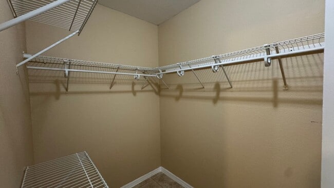 Building Photo - Welcome to Your Ground Floor 1 Bed, 1 Bath...