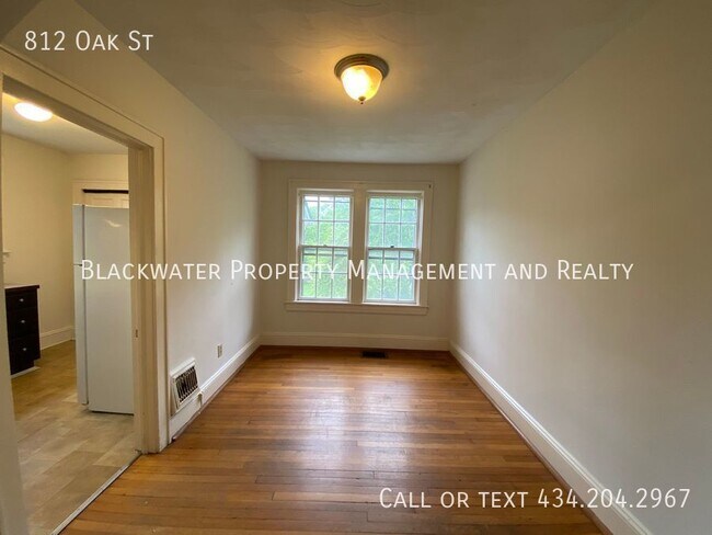 Foto del edificio - Duplex Townhouse Available in Bedford