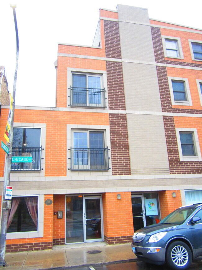 Building Photo - 817 Chicago Ave
