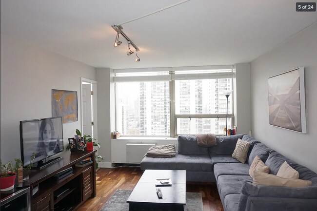 Foto del edificio - 1360 N Sandburg Terrace