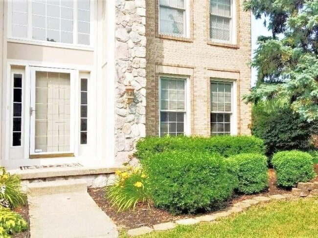 Building Photo - 47498 Fox Run Dr