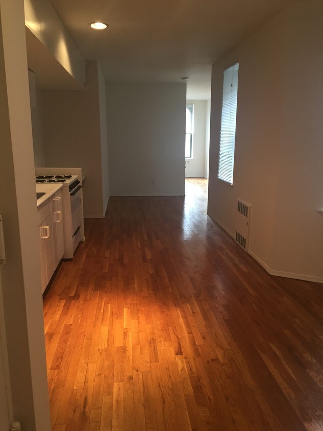 Primary Photo - 253 E 53rd St