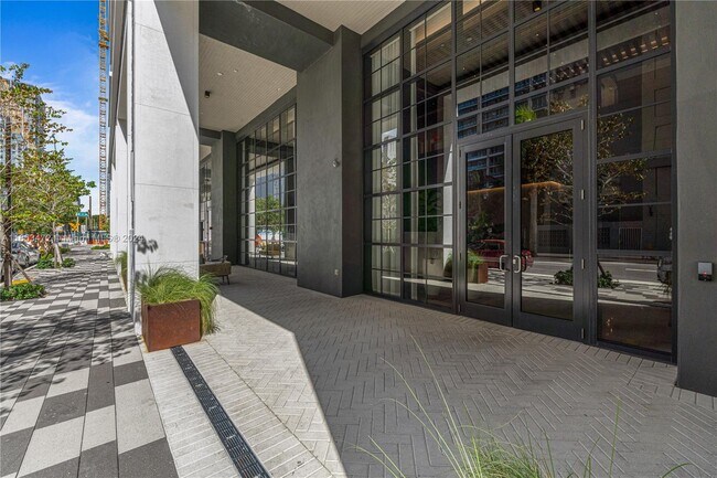 Foto del edificio - 601 NE 1st St