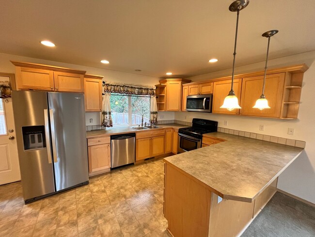 Foto del edificio - 3 Story, Large Home, Next to a Park with V...