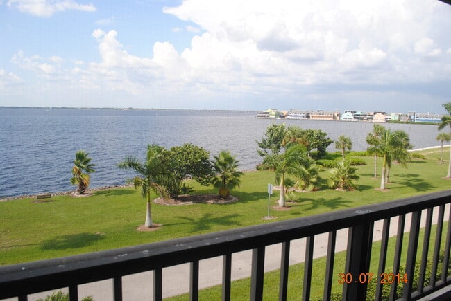 Building Photo - 1500 Park Beach Cir