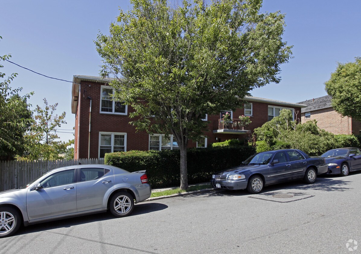 Foto del edificio - 108 Parkinson Ave