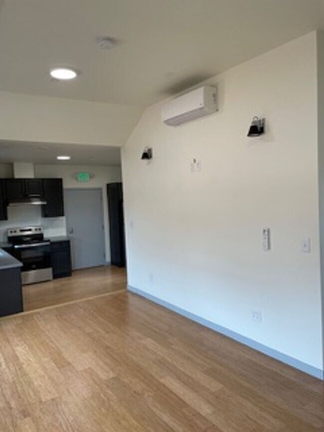 Building Photo - Please call Shami at (415) 225-2543 to sch...