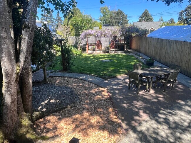 Foto del edificio - 3715 SW Donovan St