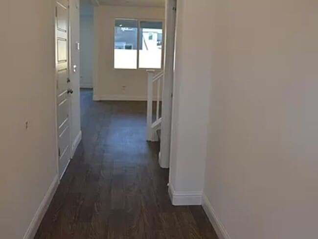 Building Photo - 2402 Urdaneta Way