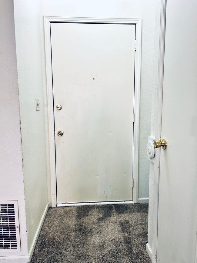 Foto del edificio - Spacious Two Bedroom Home